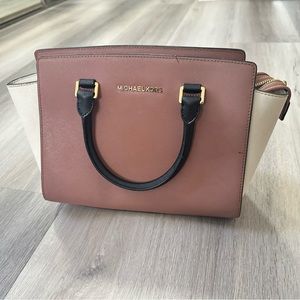 Michael Kors Selma Medium - Saffiano Leather Handle Bag